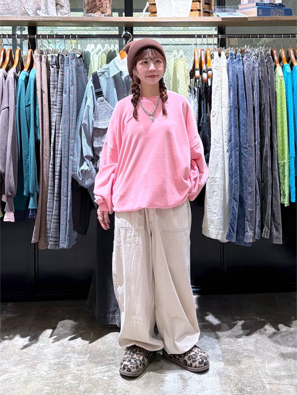 ベージュ系のその他パンツ、その他のモカシン/デッキシューズ、ピンク系のスウェットを着用したレディースの秋コーディネートの6枚目の写真