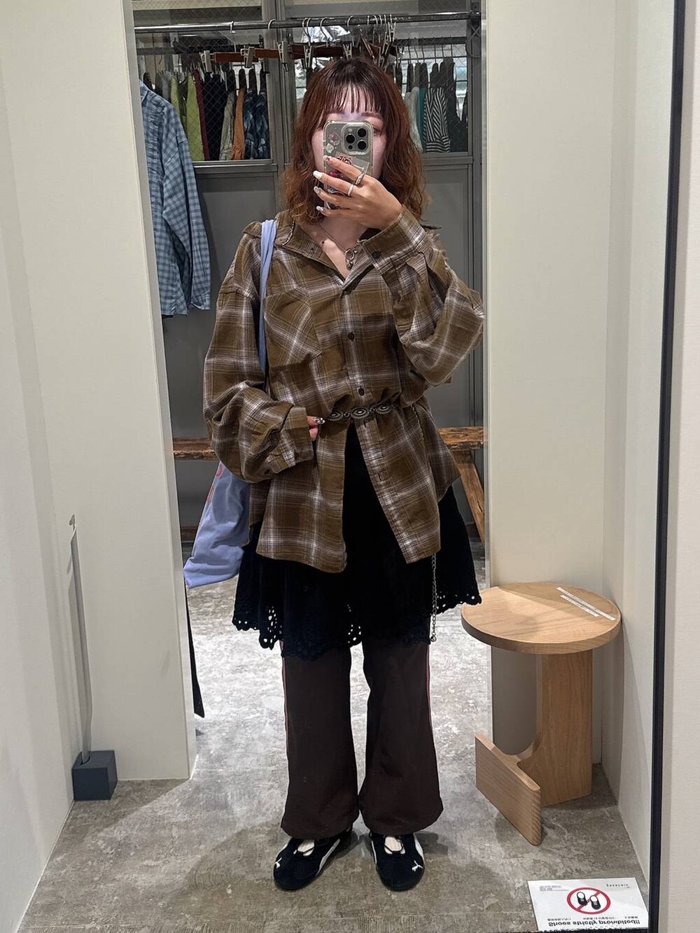 ブラウン系のシャツ/ブラウス、ブラウン系のその他パンツ、ブラック系のスカートを着用したレディースの秋コーディネートの2枚目の写真