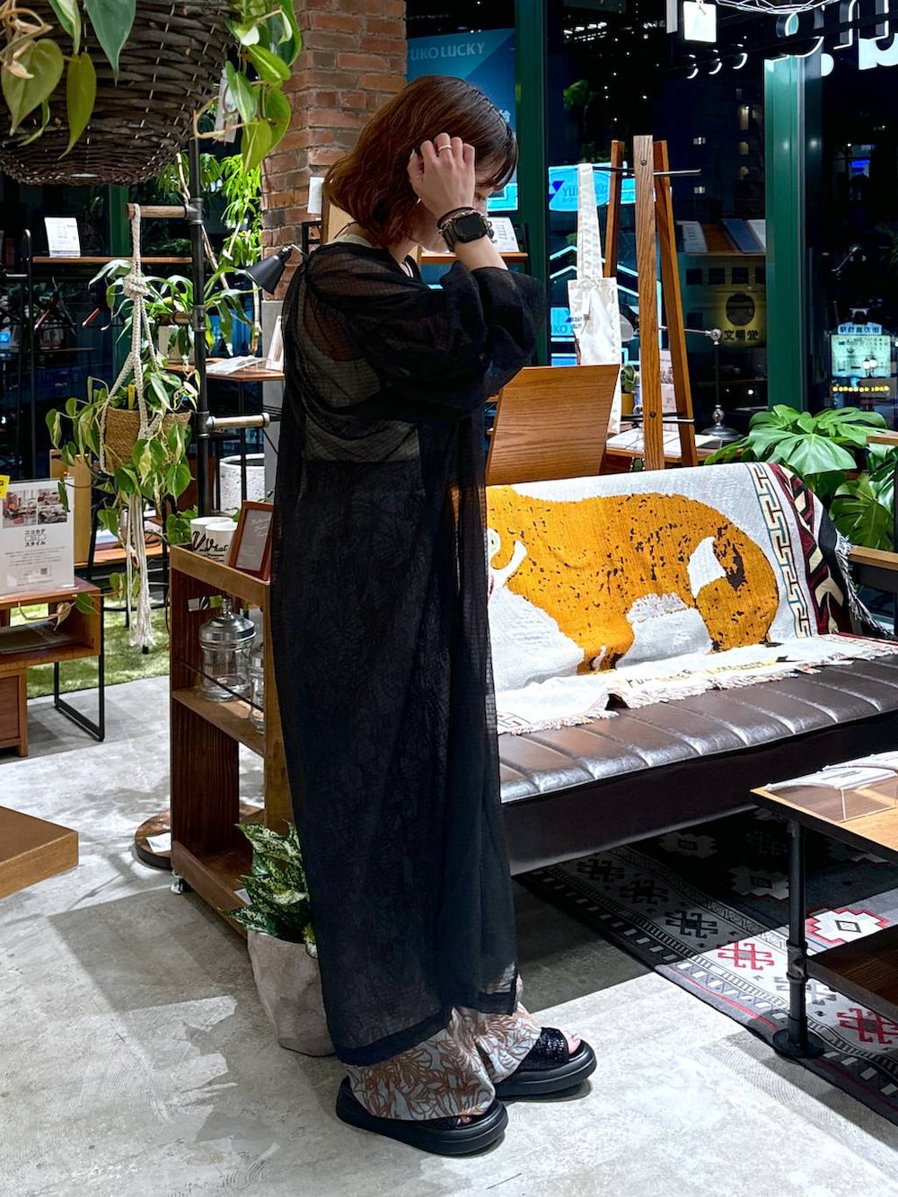 ブラック系のサンダル、ベージュ系のタンクトップ、ブルー系のその他パンツを着用したレディースの夏コーディネートの5枚目の写真