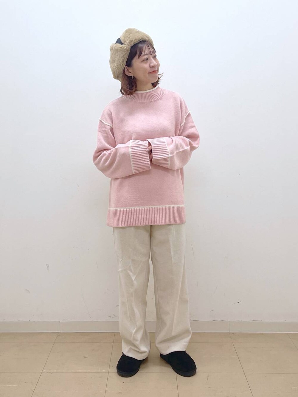 ブラック系のその他シューズ、ベージュ系のその他パンツ、ピンク系のニット/セーターを着用したレディースの冬コーディネートの5枚目の写真