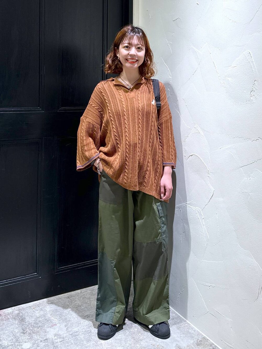 グリーン系のその他パンツ、その他のネックレスを着用したレディースの春コーディネートの2枚目の写真