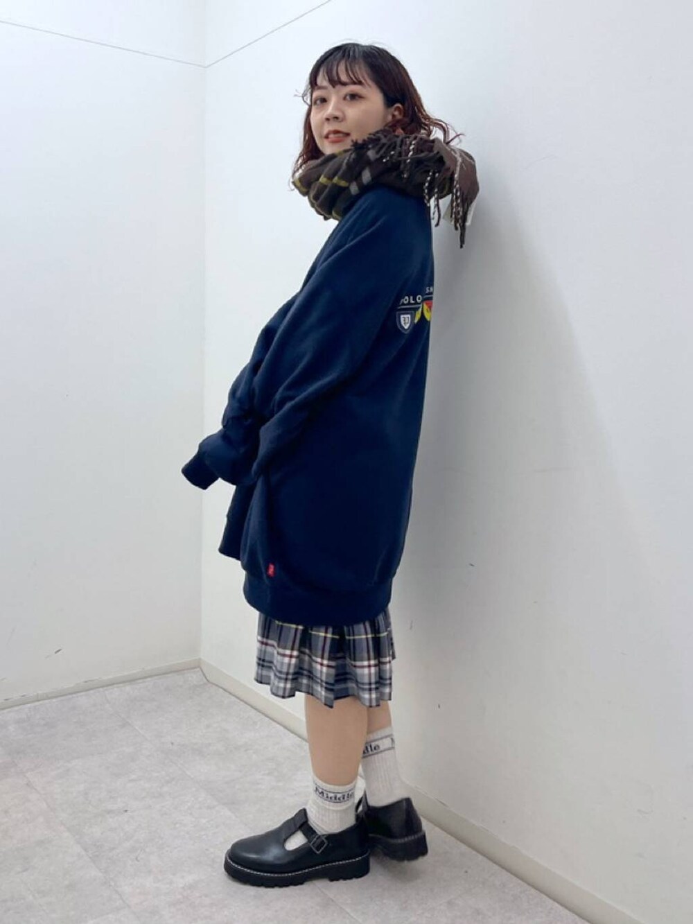 ブラック系のその他シューズ、ブルー系のTシャツ/カットソー、ブルー系のスカートを着用したレディースの冬コーディネートの3枚目の写真