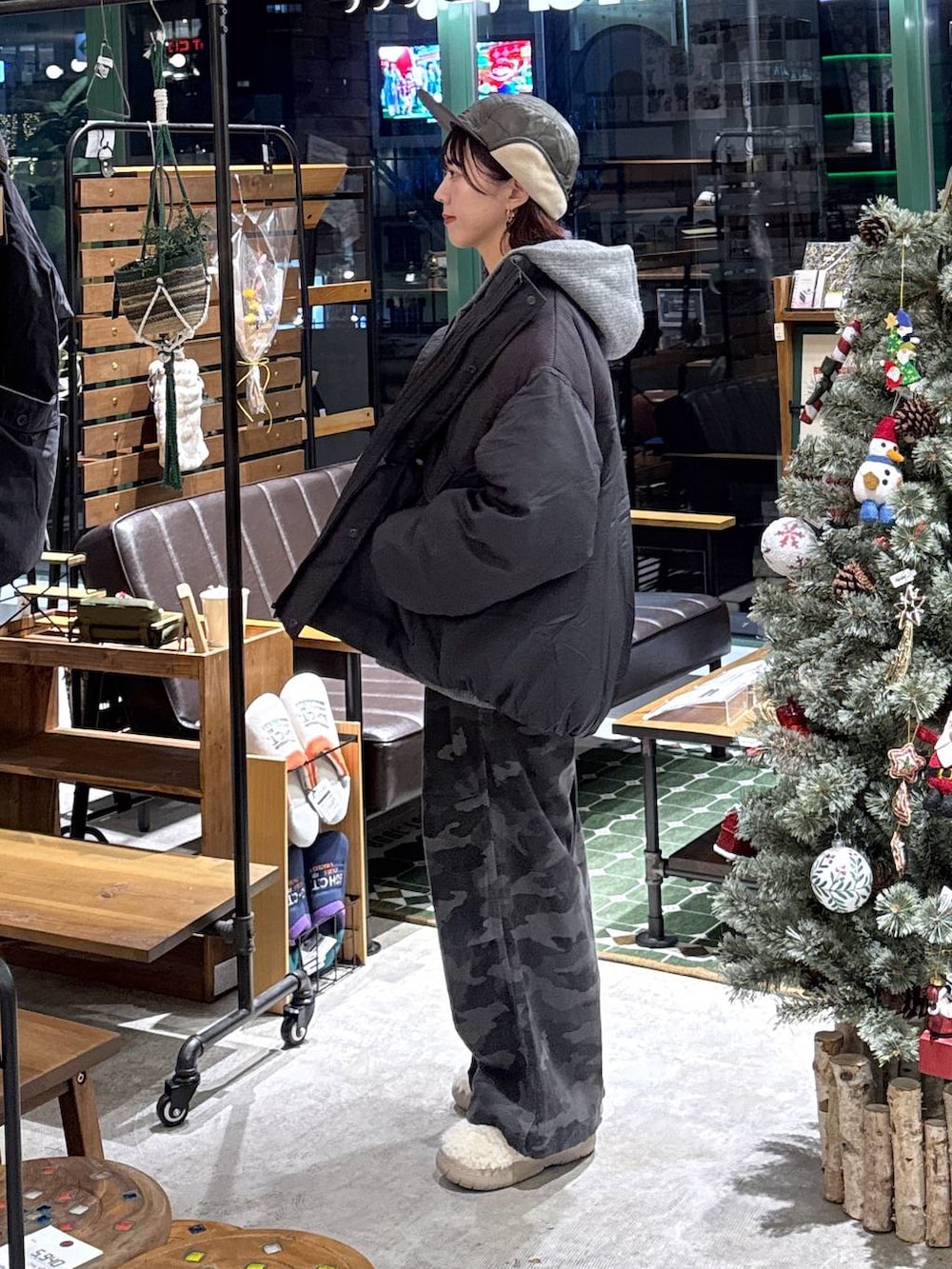 ベージュ系のスリッポン、グレー系のブルゾン、その他のその他パンツを着用したレディースの冬コーディネートの3枚目の写真