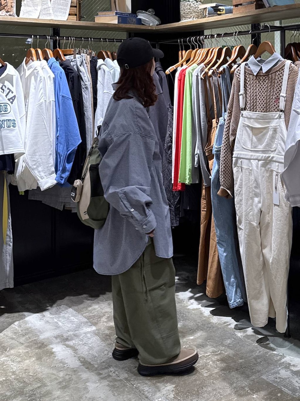 その他のショルダーバッグ、ブルー系のシャツ/ブラウス、グリーン系のカーゴパンツを着用したレディースの冬コーディネートの4枚目の写真