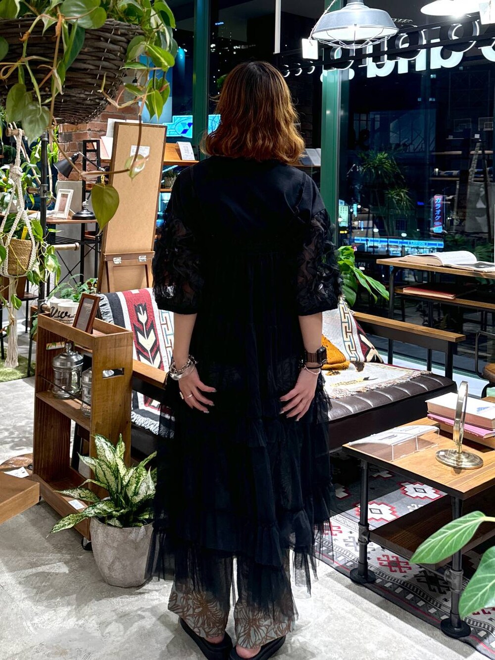 ブラック系のサンダル、ブルー系のその他パンツ、ブラック系のTシャツ/カットソーを着用したレディースの夏コーディネートの6枚目の写真