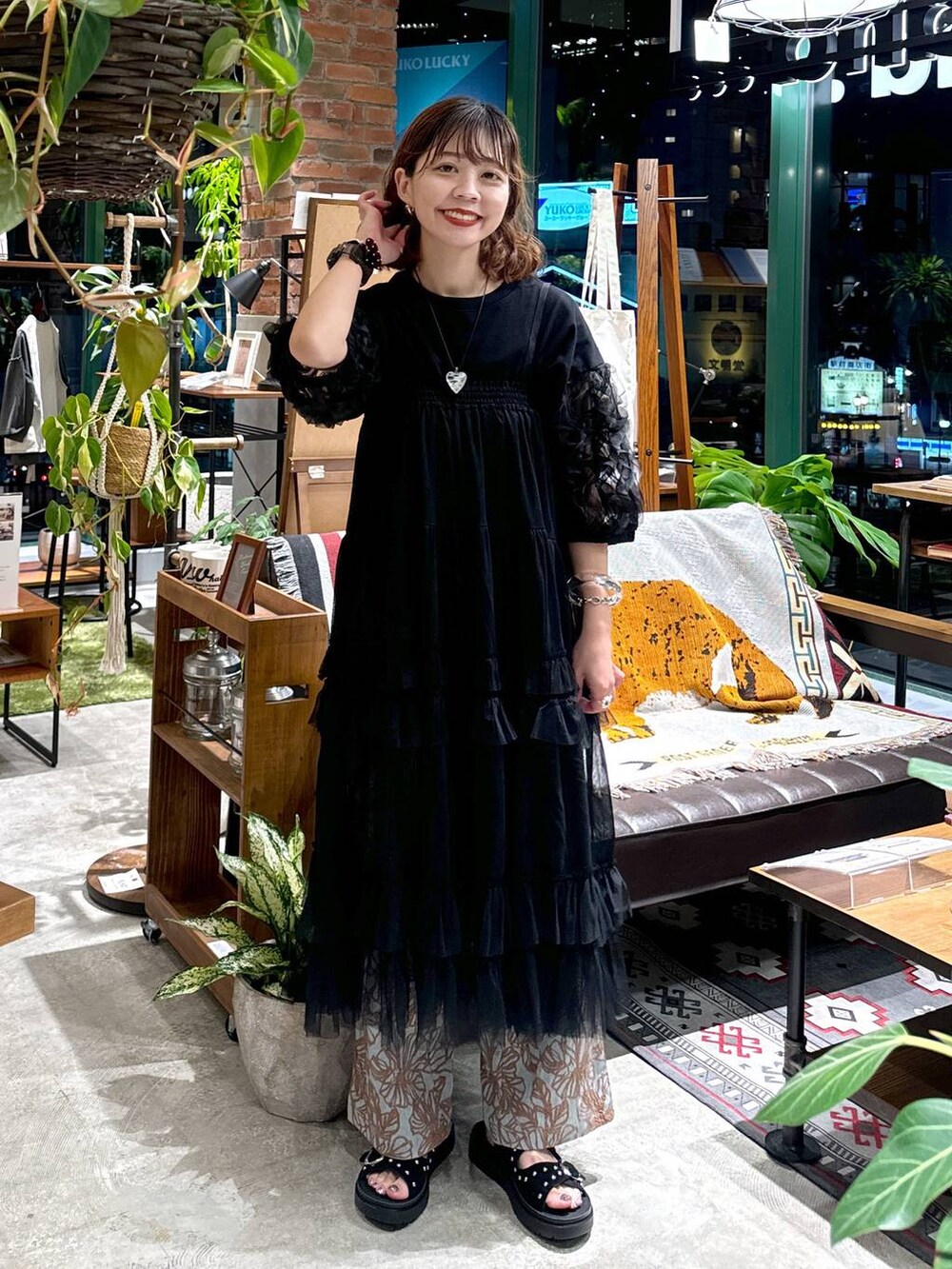 ブラック系のサンダル、ブルー系のその他パンツ、ブラック系のTシャツ/カットソーを着用したレディースの夏コーディネートの2枚目の写真