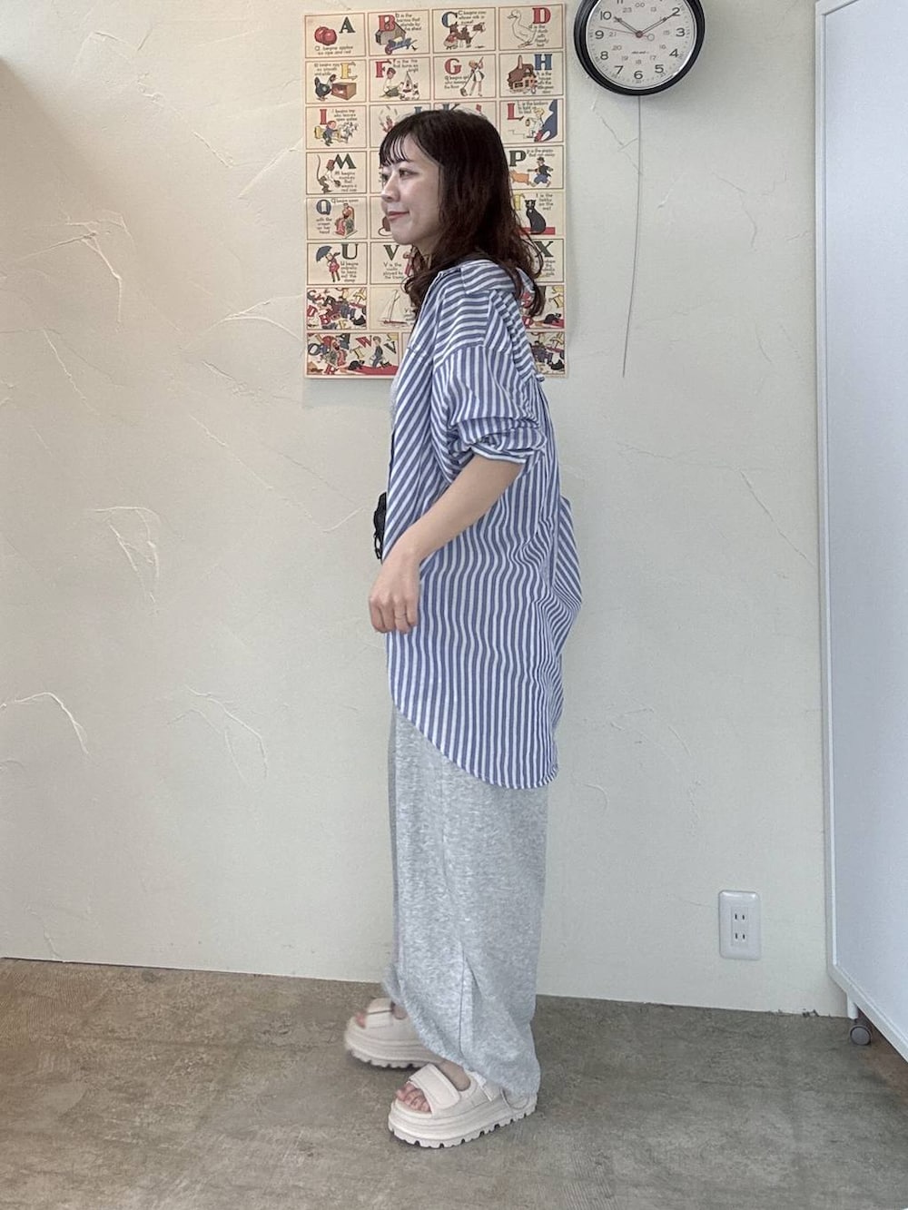 ブルー系のシャツ/ブラウス、ブラウン系のTシャツ/カットソー、ブラック系のボディバッグ/ウエストポーチを着用したレディースの春コーディネートの2枚目の写真