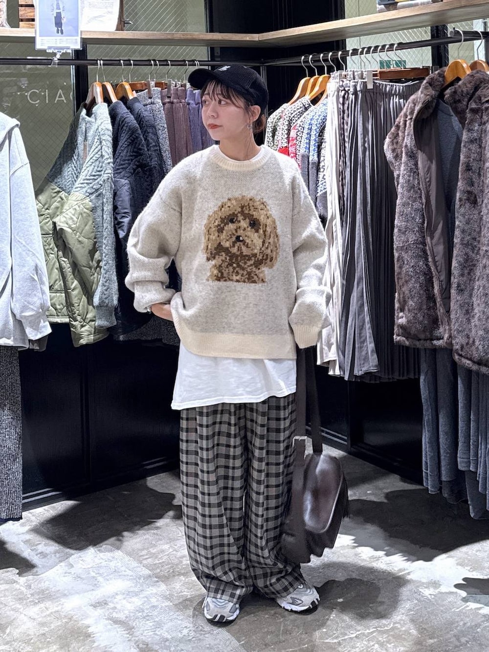 ホワイト系のTシャツ/カットソー、ブラウン系のその他パンツ、ブラウン系のその他アウターを着用したレディースの秋コーディネートの4枚目の写真