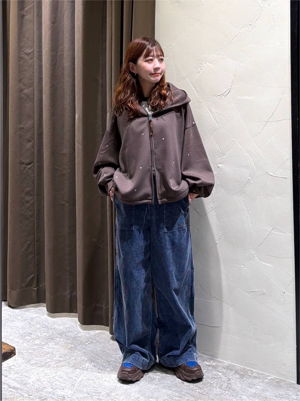 ブラウン系のパーカー、グレー系のTシャツ/カットソー、ブラウン系のスニーカーを着用したレディースの秋コーディネートの6枚目の写真