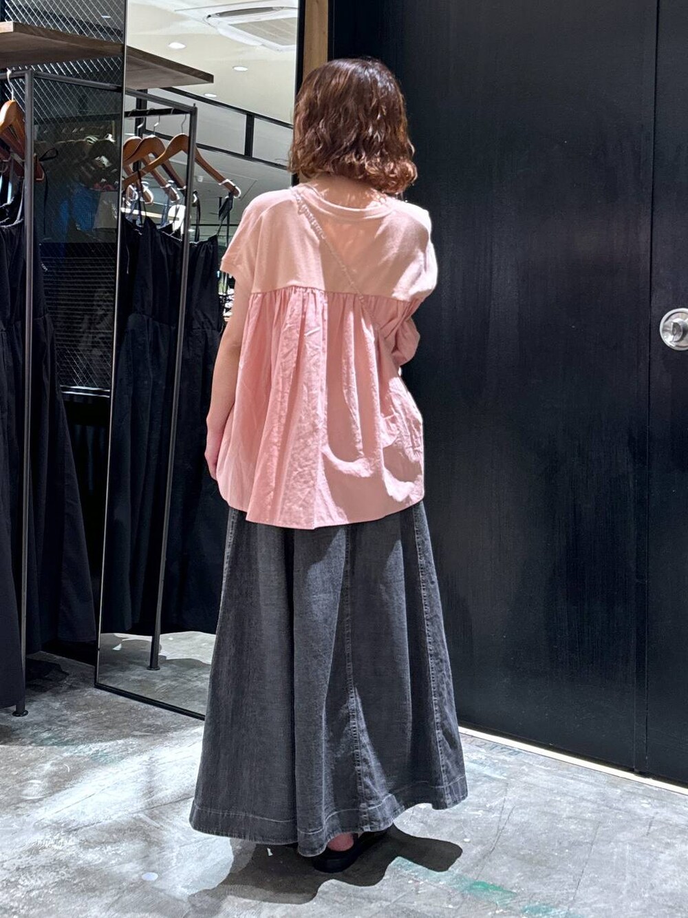 ホワイト系のショルダーバッグ、ブラック系のサンダル、グレー系のスカートを着用したレディースの夏コーディネートの4枚目の写真