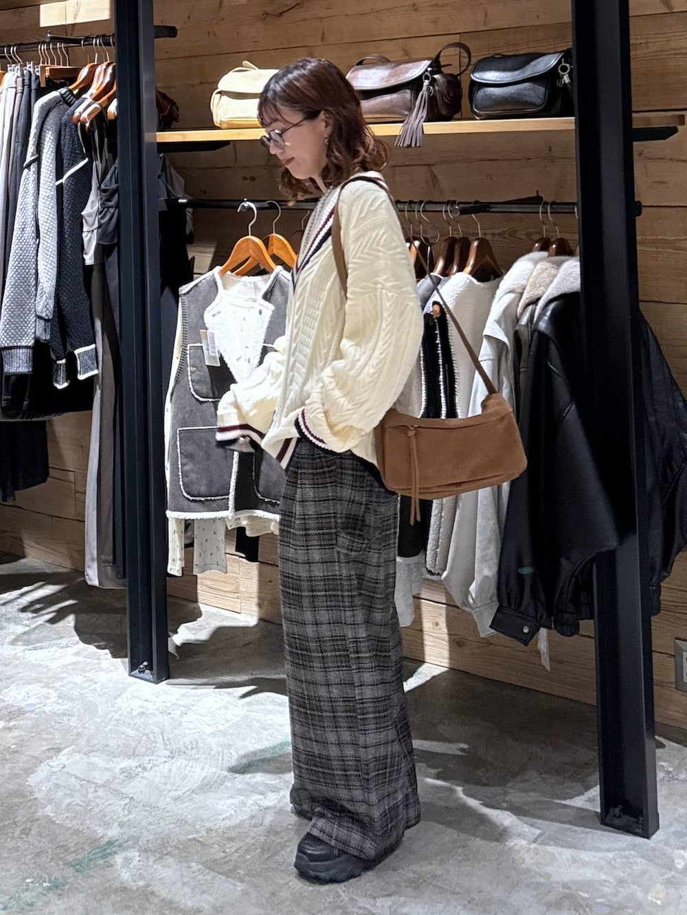 ホワイト系のTシャツ/カットソー、グレー系のその他パンツ、ブラック系のスニーカーを着用したレディースの秋コーディネートの3枚目の写真