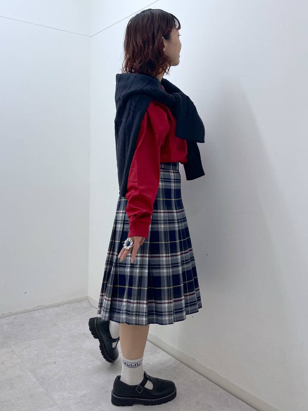 ブラック系のその他シューズ、ブラック系のショルダーバッグ、レッド系のTシャツ/カットソーを着用したレディースの冬コーディネートの8枚目の写真