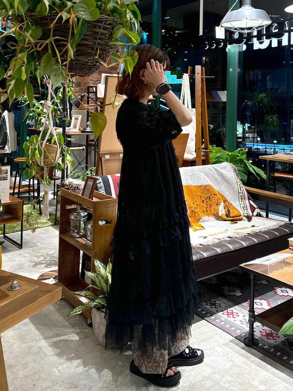 ブラック系のサンダル、ブルー系のその他パンツ、ブラック系のTシャツ/カットソーを着用したレディースの夏コーディネートの5枚目の写真