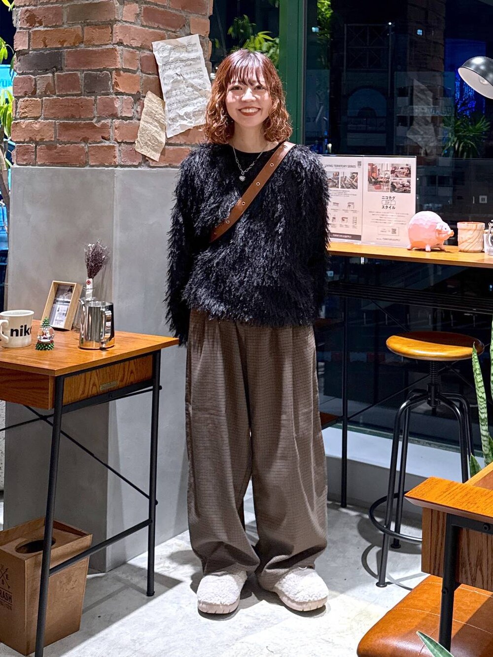 ブラウン系のその他パンツ、ベージュ系のスリッポン、ブラック系のその他トップスを着用したレディースの冬コーディネートの2枚目の写真