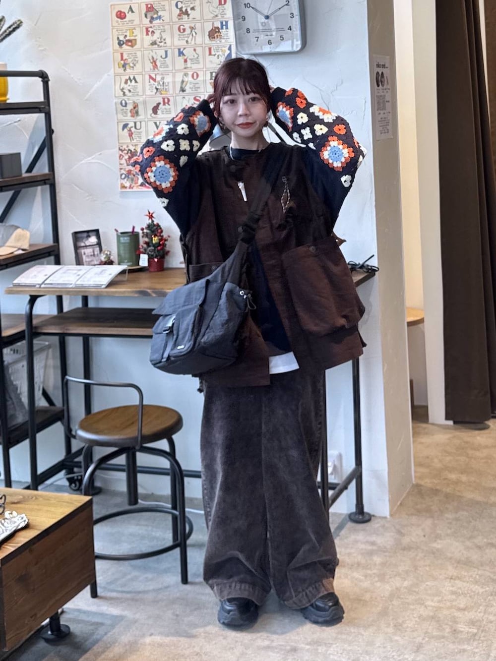 ブルー系のスウェット、ホワイト系のTシャツ/カットソー、ブラウン系のその他パンツを着用したレディースの冬コーディネートの6枚目の写真
