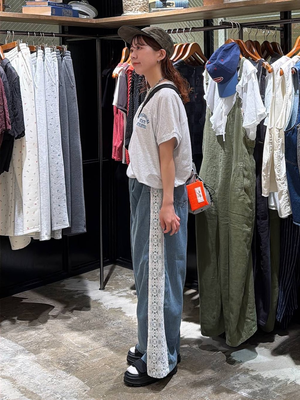 ブラック系のサンダル、その他のショルダーバッグ、ベージュ系のTシャツ/カットソーを着用したレディースの夏コーディネートの4枚目の写真