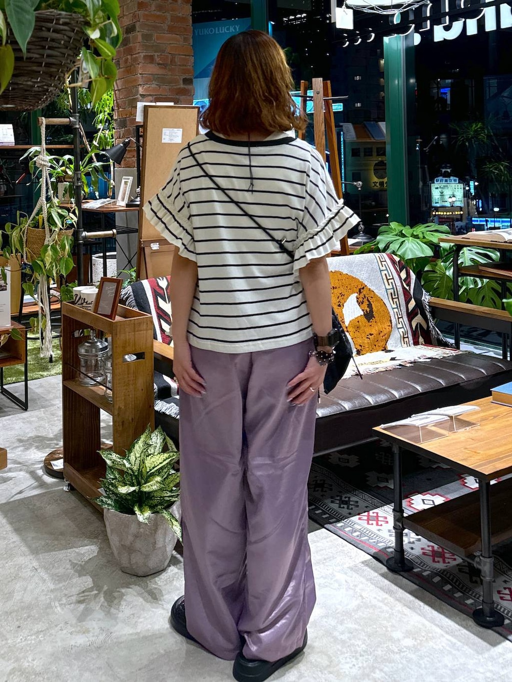 ブラック系のサンダル、ブラック系のショルダーバッグ、ブラック系のTシャツ/カットソーを着用したレディースの夏コーディネートの6枚目の写真