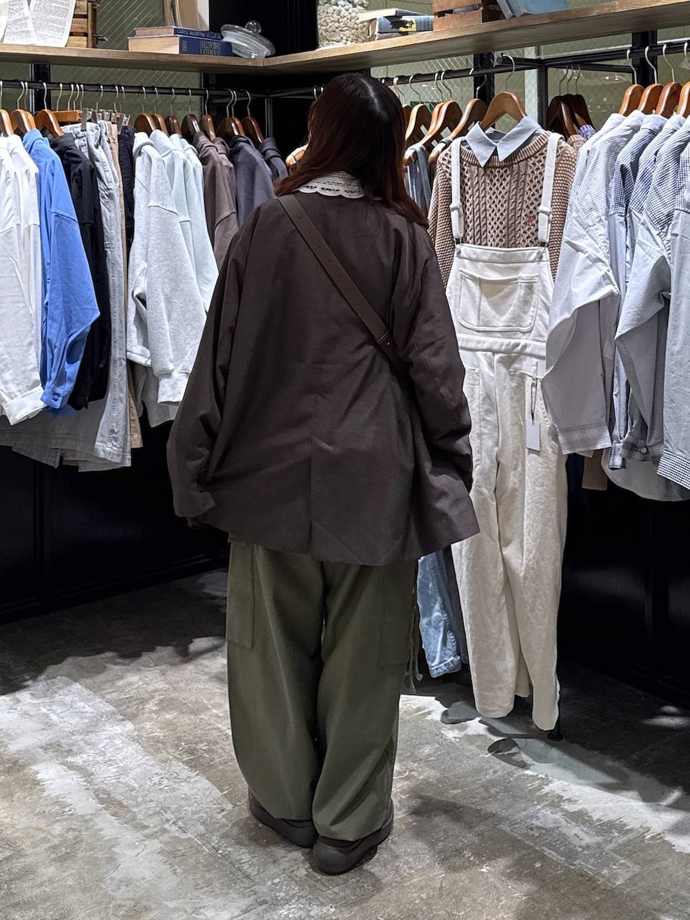 ブラウン系のショルダーバッグ、グリーン系のカーゴパンツ、ブルー系のTシャツ/カットソーを着用したレディースの冬コーディネートの4枚目の写真