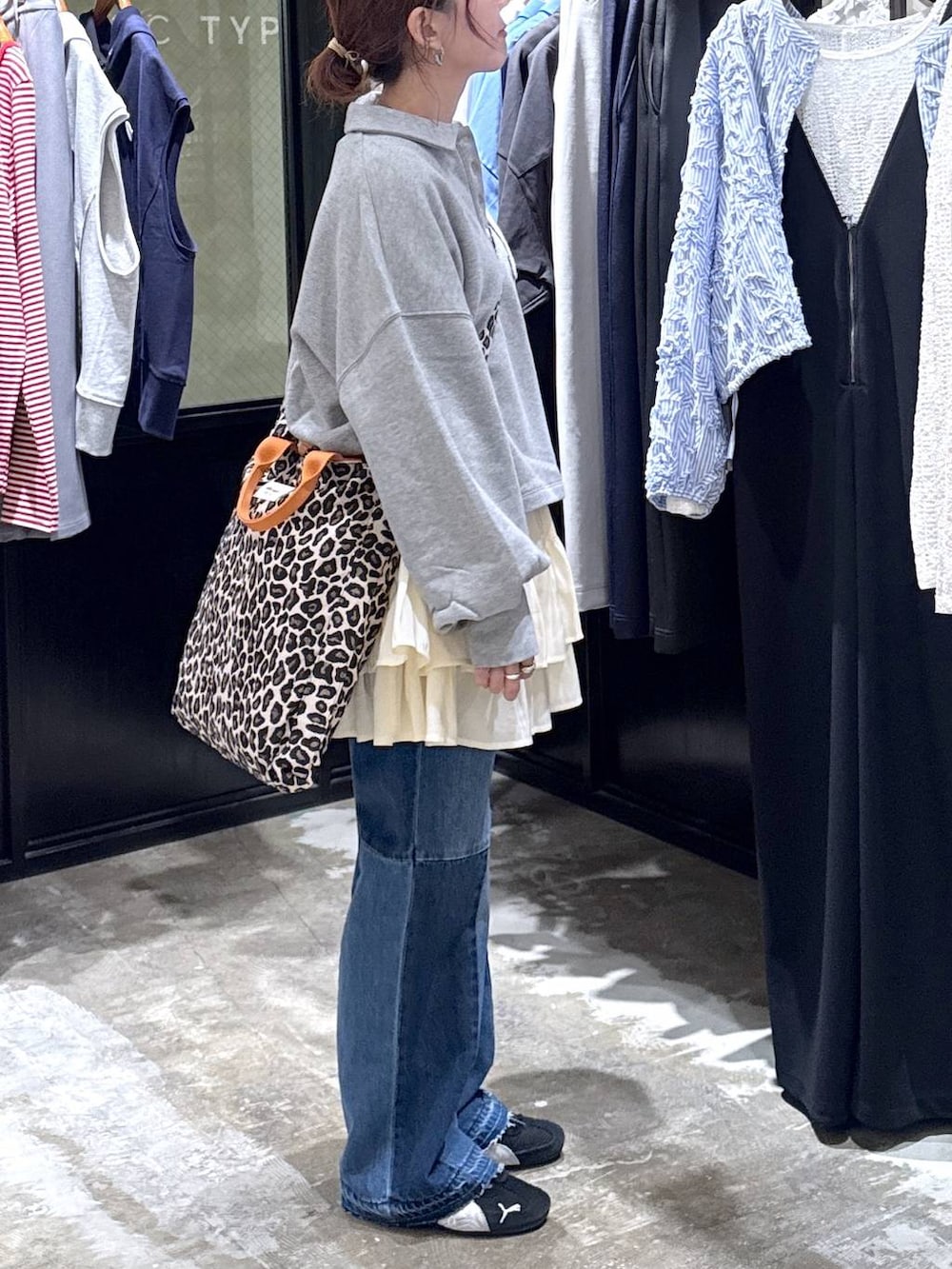 その他のトートバッグ、グレー系のスウェット、ブルー系のデニムパンツを着用したレディースの春コーディネートの4枚目の写真