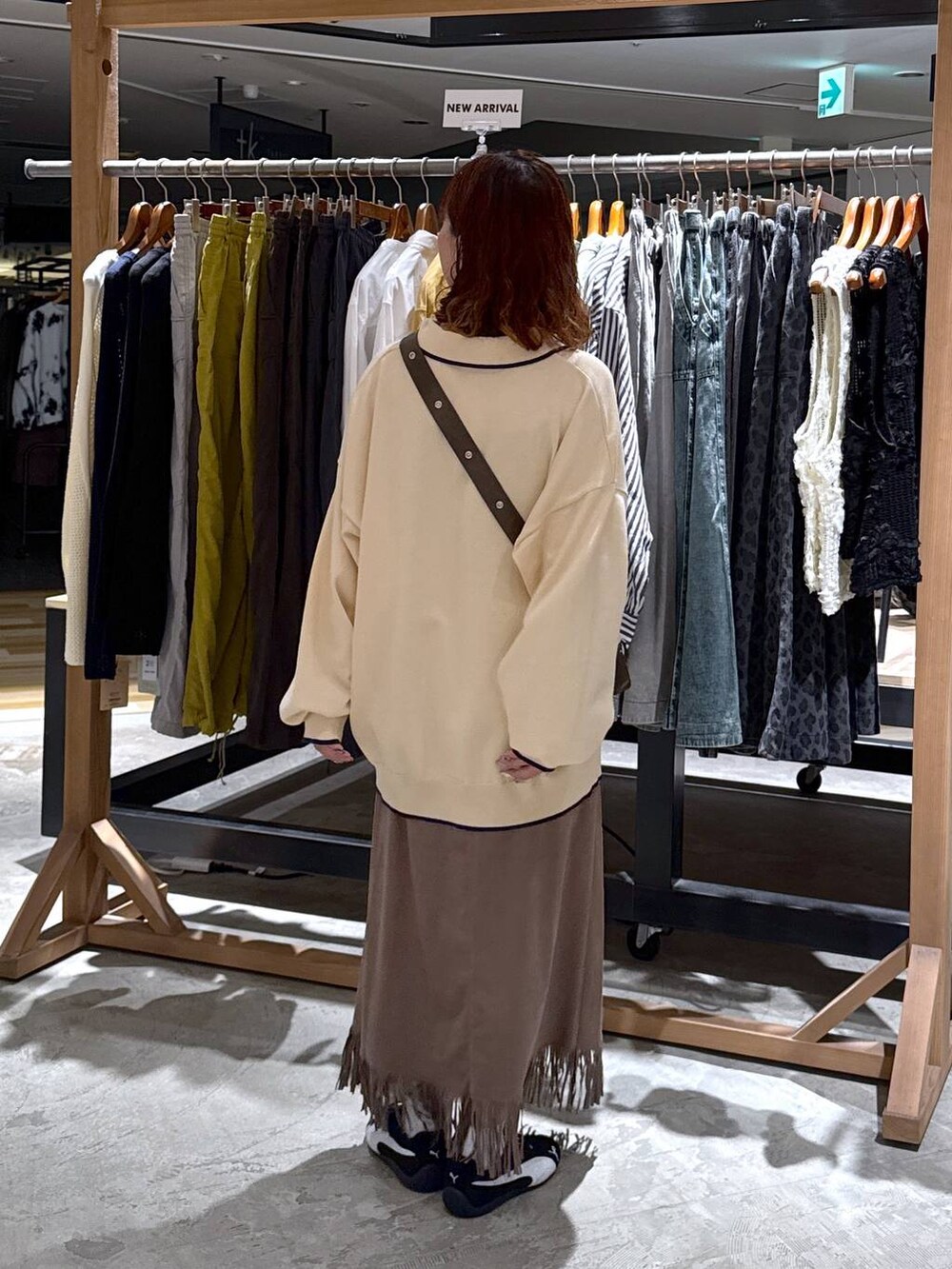 ブラウン系のショルダーバッグ、ブラウン系のスカートを着用したレディースの秋コーディネートの5枚目の写真