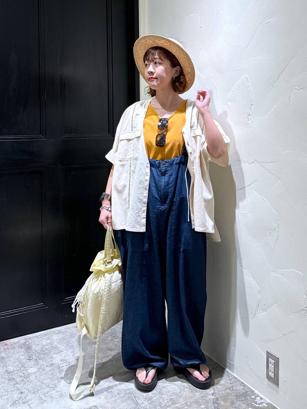 ブラウン系のサングラス、ブラック系のハットを着用したレディースの春コーディネートの5枚目の写真