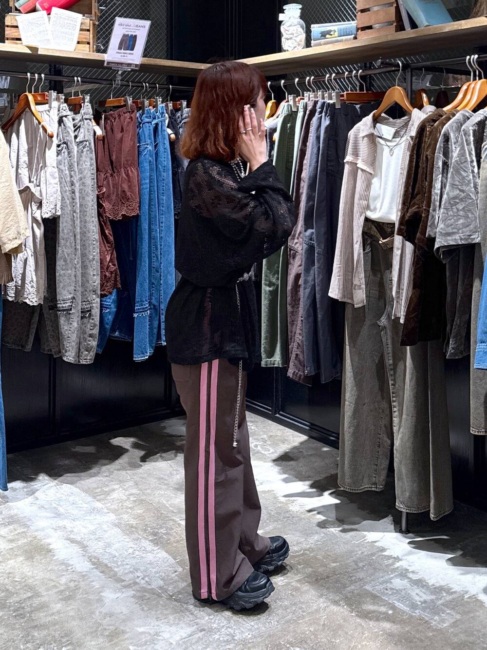 ブラウン系のその他パンツ、ブラック系のTシャツ/カットソー、ブラック系のスニーカーを着用したレディースの秋コーディネートの4枚目の写真