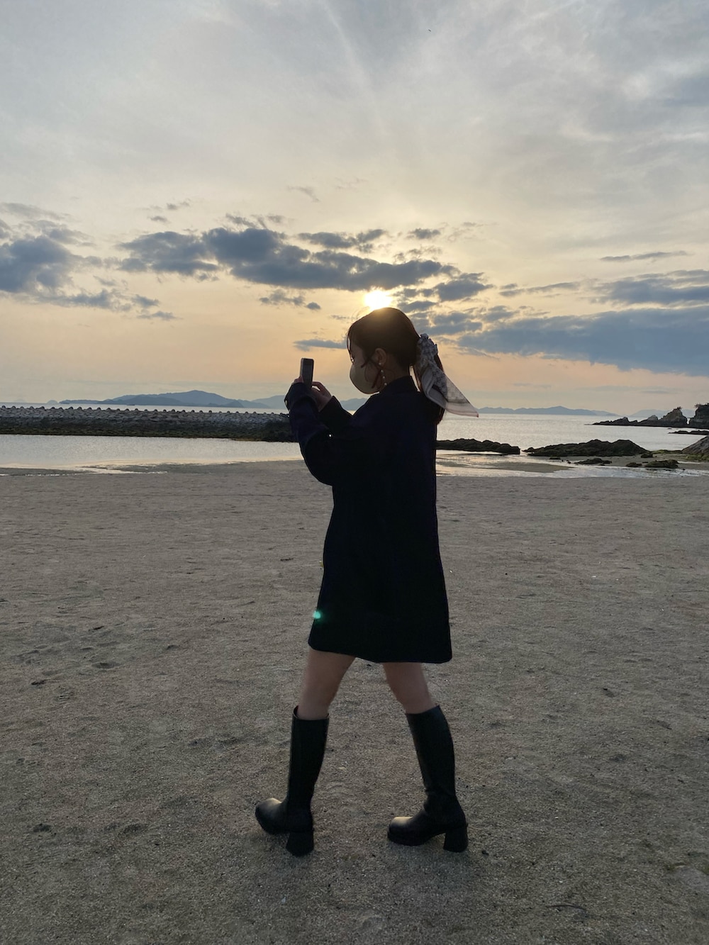 ブラック系のブーツ、ブルー系のその他パンツ、ブルー系のその他アウターを着用したレディースの春コーディネートの3枚目の写真