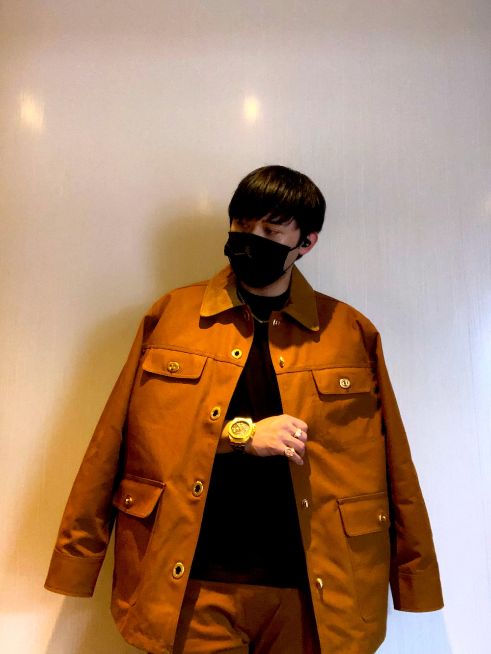 ブラウン系のジャケット/アウター、ブラウン系のパンツ、ブラウン系のスニーカーを着用したメンズの秋コーディネートの3枚目の写真