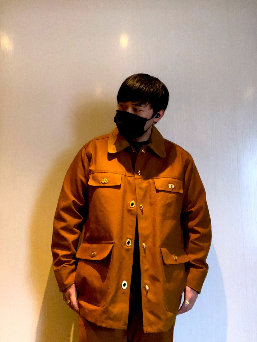 ブラウン系のジャケット/アウター、ブラウン系のパンツ、ブラウン系のスニーカーを着用したメンズの秋コーディネートの2枚目の写真