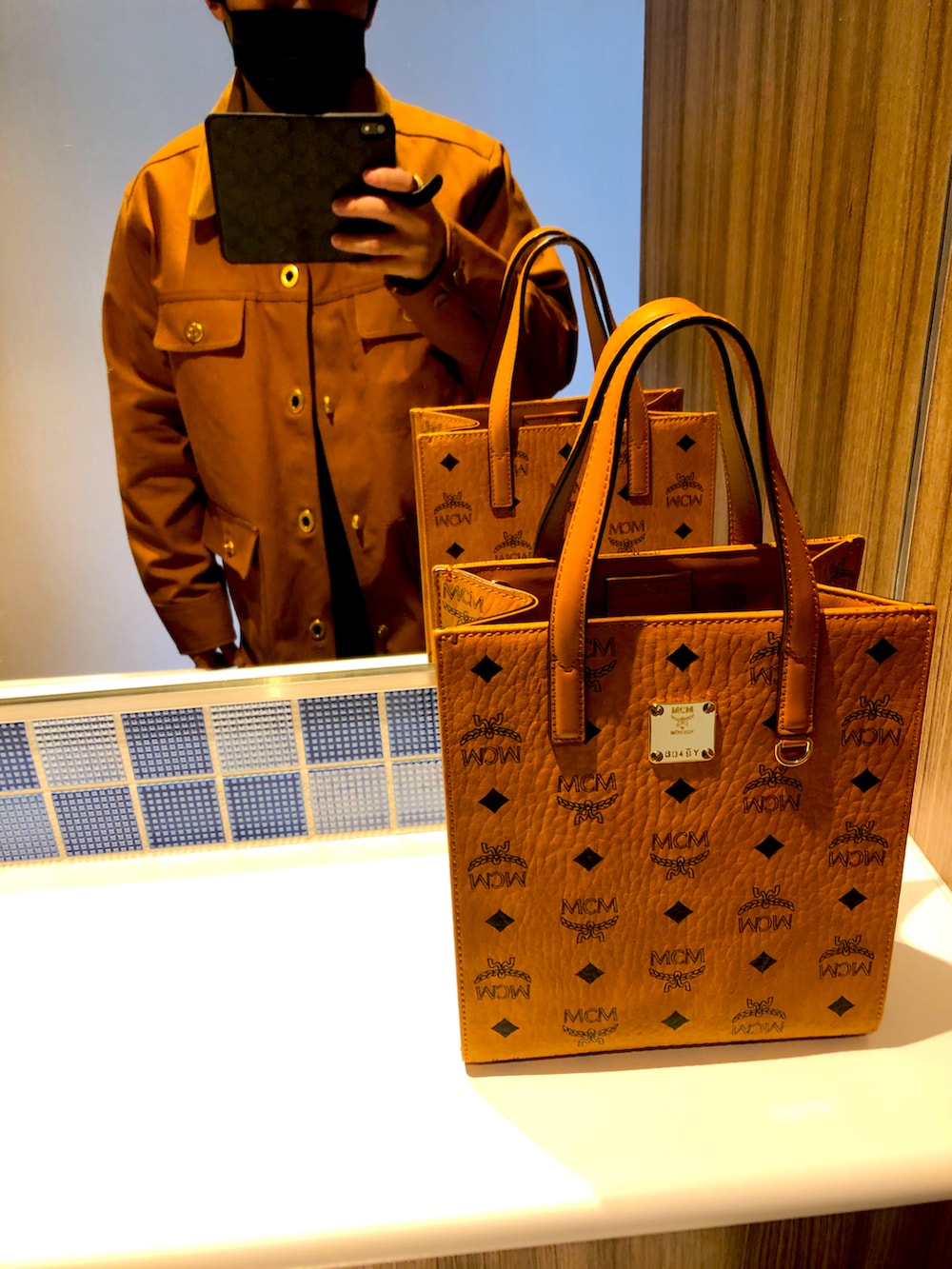 ブラウン系のジャケット/アウター、ブラウン系のパンツ、ブラウン系のスニーカーを着用したメンズの秋コーディネートの4枚目の写真