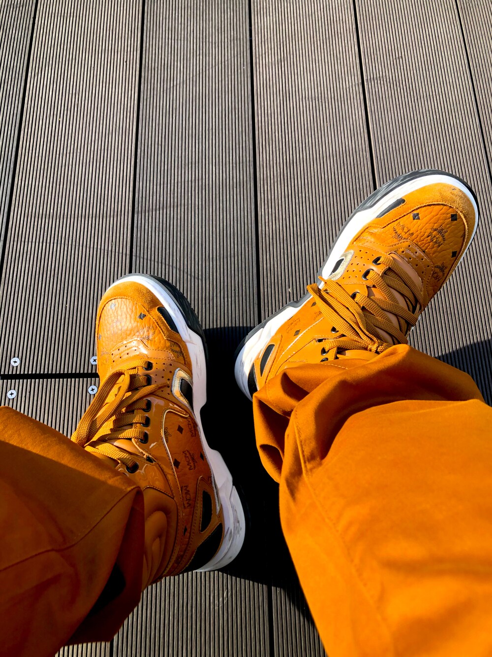 ブラウン系のジャケット/アウター、ブラウン系のパンツ、ブラウン系のスニーカーを着用したメンズの秋コーディネートの5枚目の写真