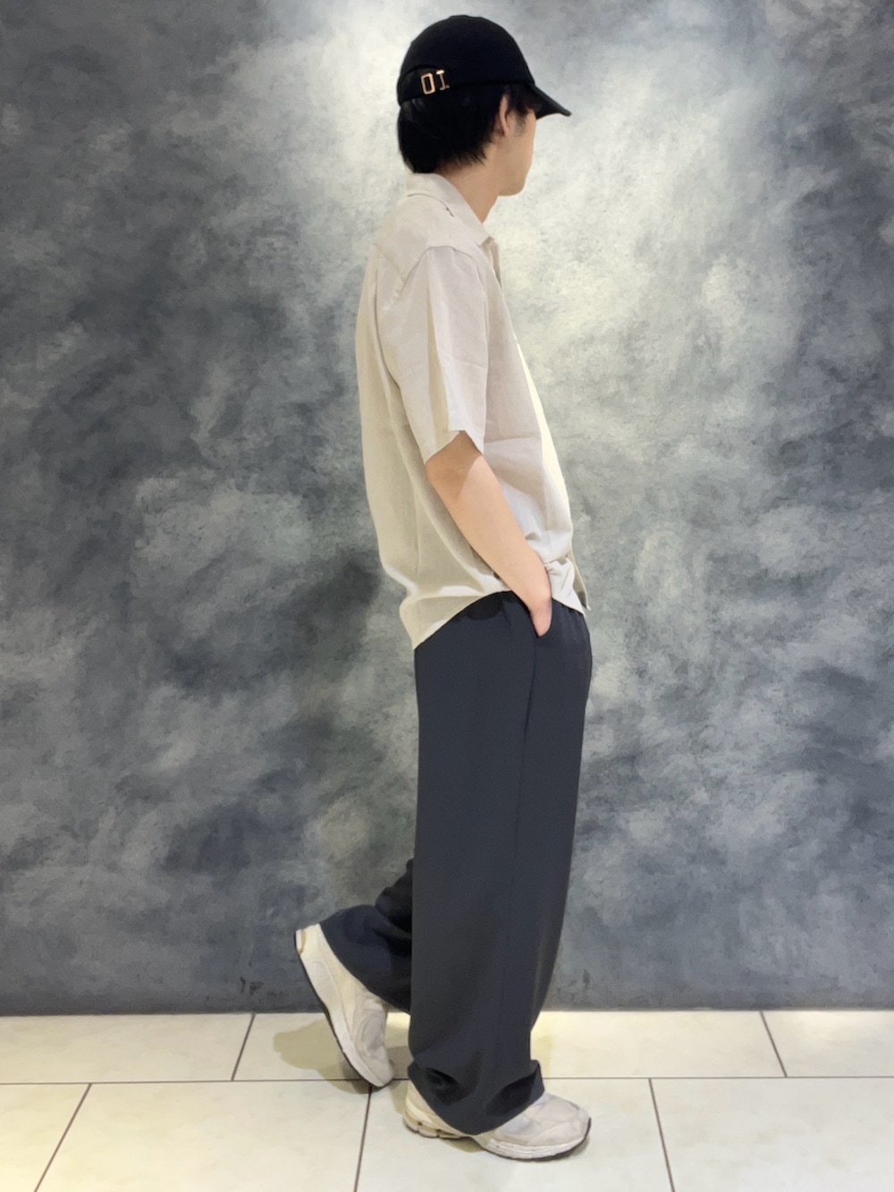 ベージュ系のシャツ/ブラウス、グレー系のその他パンツを着用したメンズの夏コーディネートの3枚目の写真