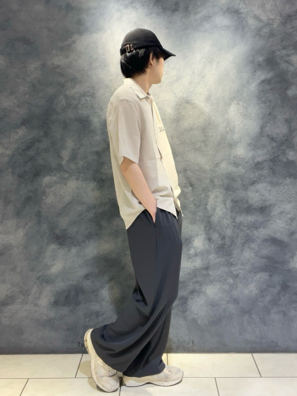 ベージュ系のシャツ/ブラウス、グレー系のその他パンツを着用したメンズの夏コーディネートの4枚目の写真