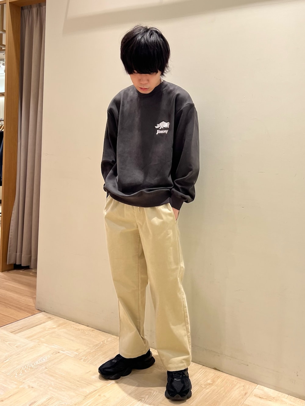 グレー系のスウェット、ホワイト系のその他パンツを着用したメンズの冬コーディネートの6枚目の写真