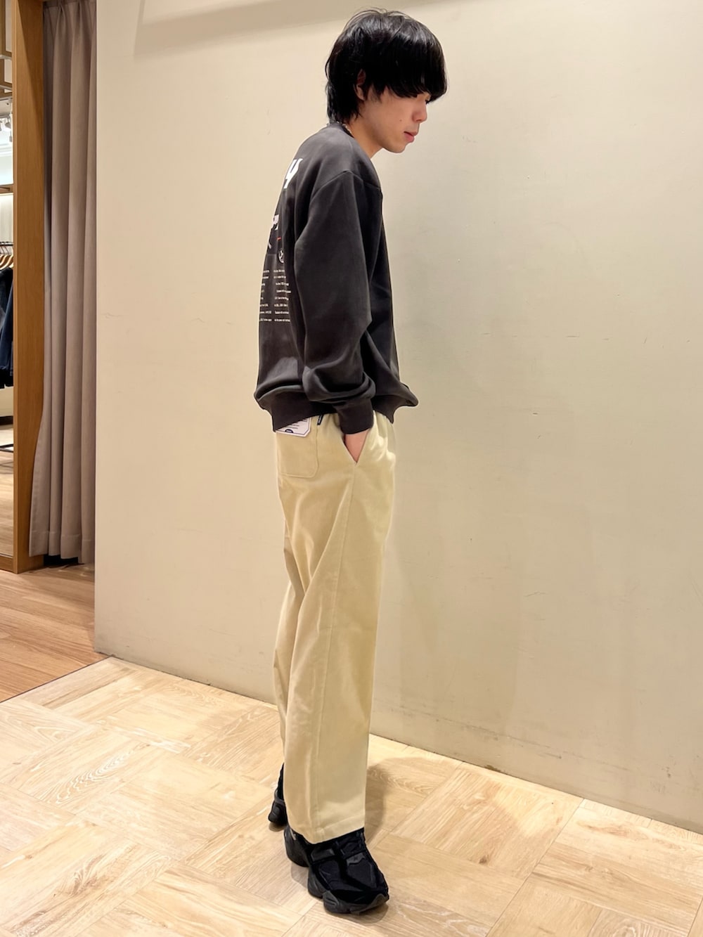グレー系のスウェット、ホワイト系のその他パンツを着用したメンズの冬コーディネートの5枚目の写真