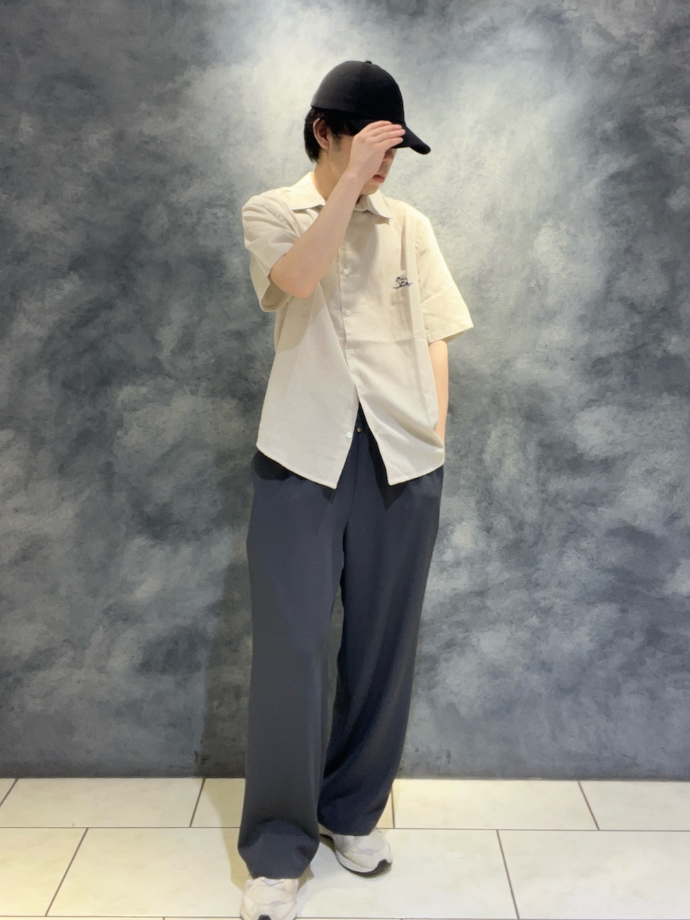 ベージュ系のシャツ/ブラウス、グレー系のその他パンツを着用したメンズの夏コーディネートの2枚目の写真