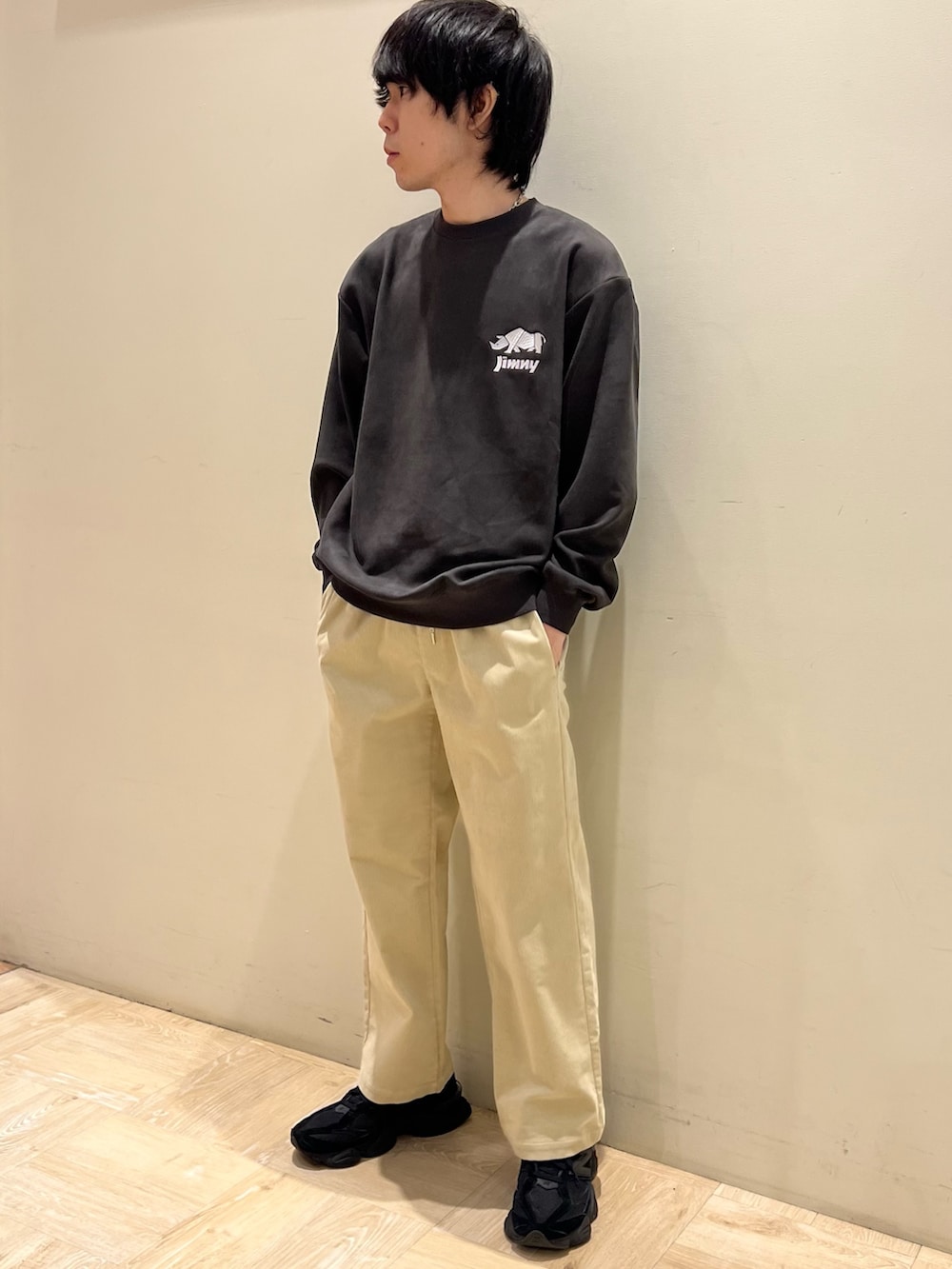 グレー系のスウェット、ホワイト系のその他パンツを着用したメンズの冬コーディネートの2枚目の写真