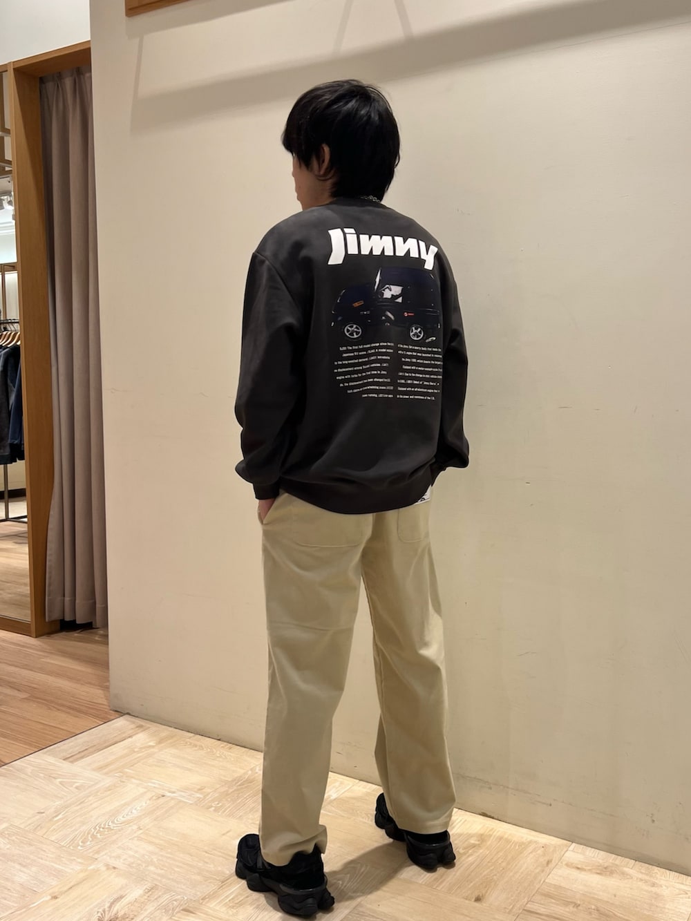 グレー系のスウェット、ホワイト系のその他パンツを着用したメンズの冬コーディネートの3枚目の写真