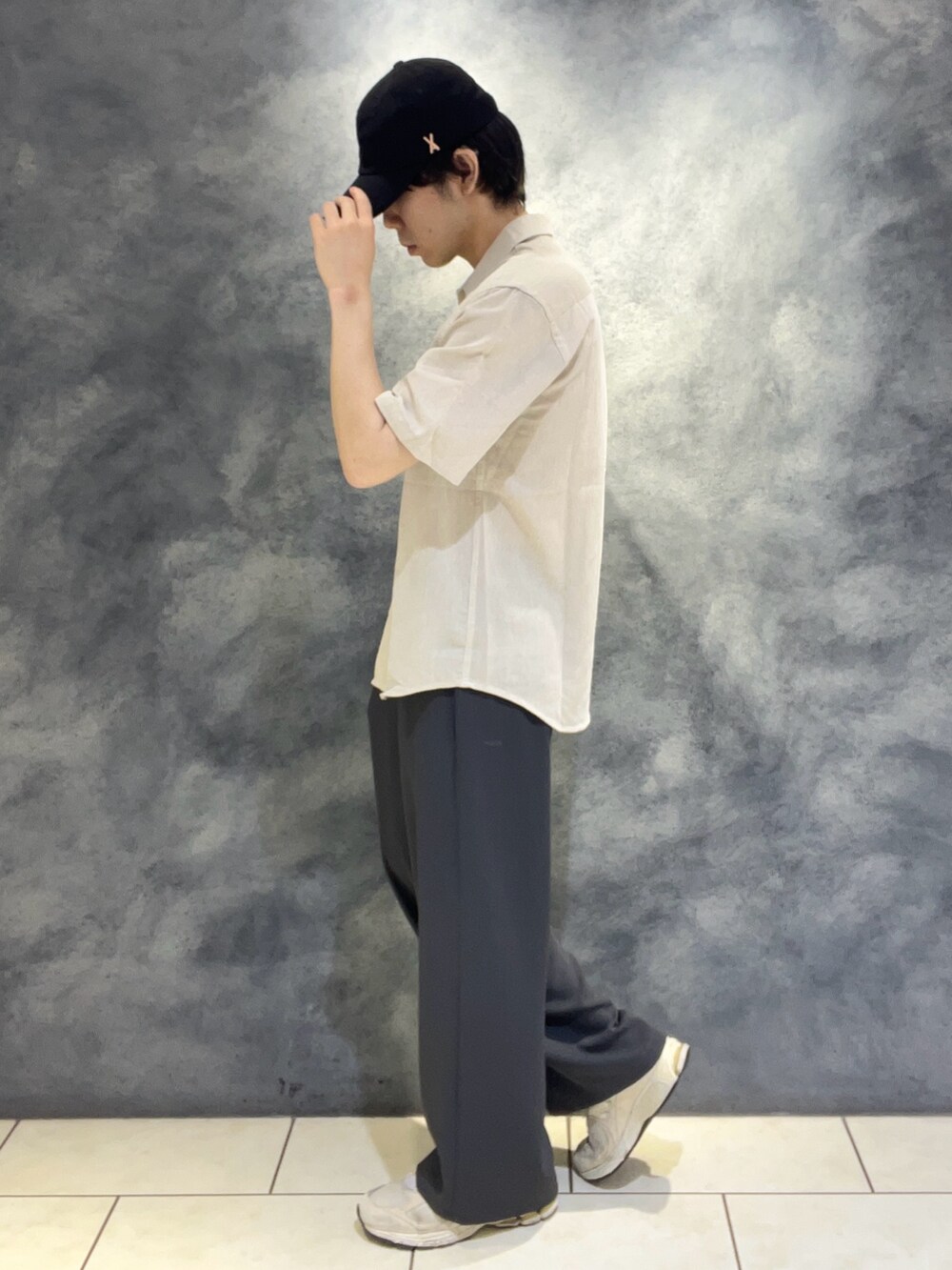 ベージュ系のシャツ/ブラウス、グレー系のその他パンツを着用したメンズの夏コーディネートの5枚目の写真