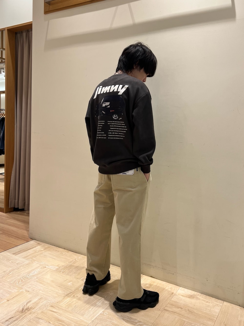 グレー系のスウェット、ホワイト系のその他パンツを着用したメンズの冬コーディネートの4枚目の写真