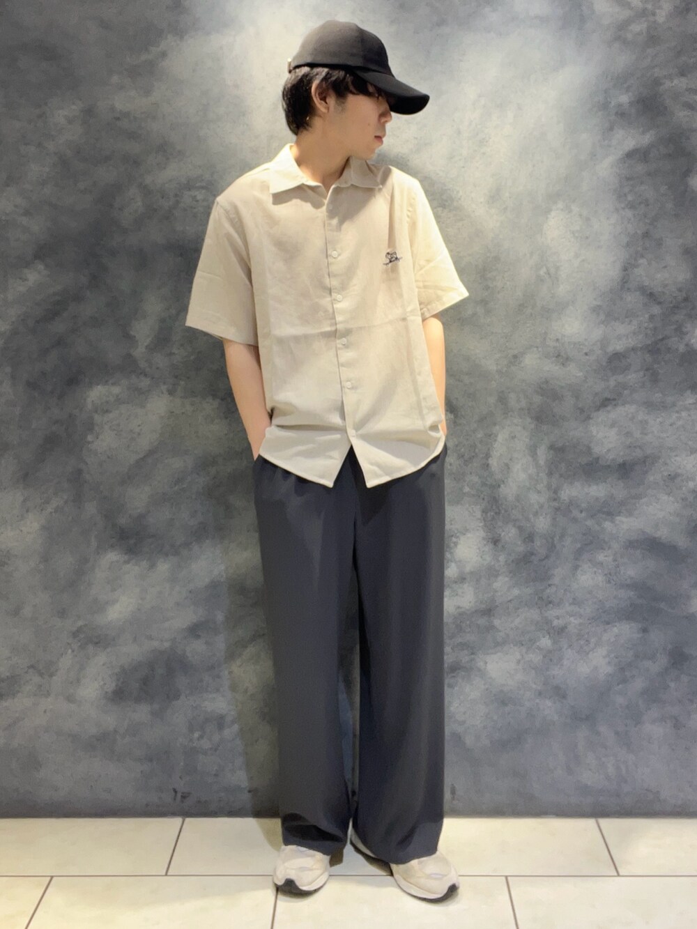 ベージュ系のシャツ/ブラウス、グレー系のその他パンツを着用したメンズの夏コーディネートの6枚目の写真