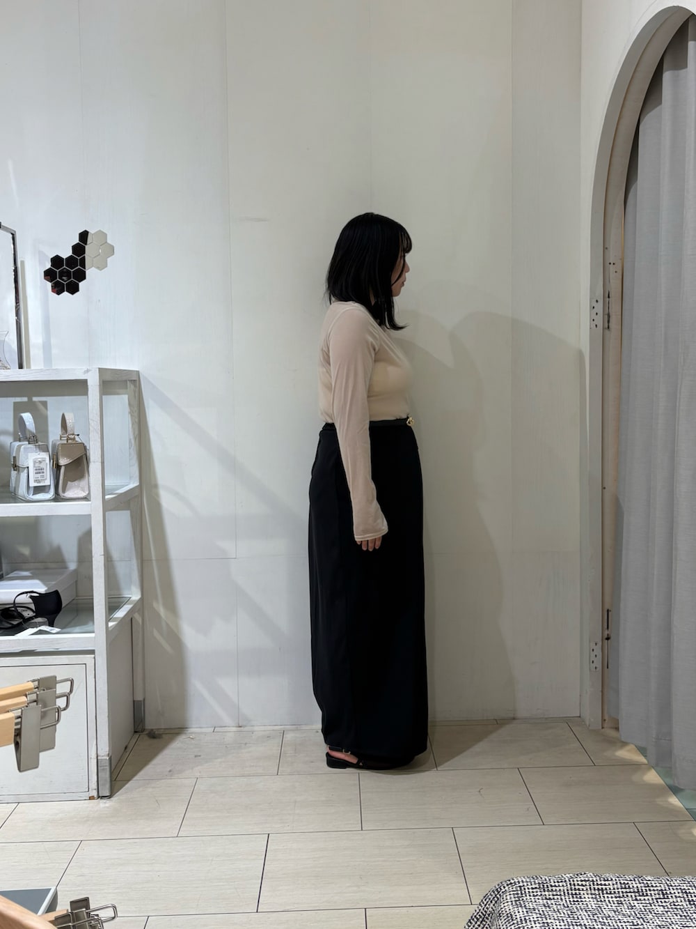 「秋服準備はじめました、骨格ストレート、ぽっちゃり、着痩せ・細見え、おでかけコーデ、お出かけコーデ、シンプルスタイル、大人コーデ、大人かわいい」｜「Thevonのウエストタックナロースカート（スカート、ブラック系）」を使った、mayuuu528さん（骨格ストレート・レディース・158cm）の秋コーディネートの2枚目の写真