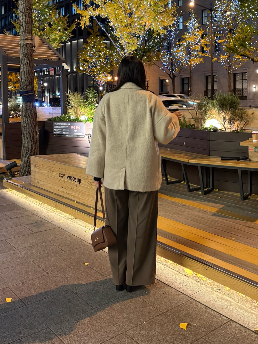 ブラック系のニット/セーター、ブラウン系のその他パンツ、ブラック系のブーツを着用したレディースの冬コーディネートの3枚目の写真