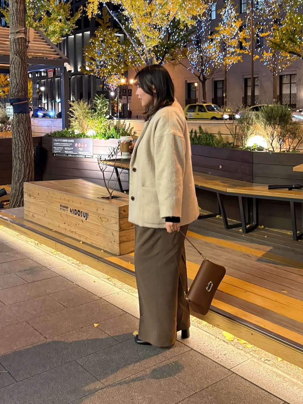 ブラック系のニット/セーター、ブラウン系のその他パンツ、ブラック系のブーツを着用したレディースの冬コーディネートの2枚目の写真