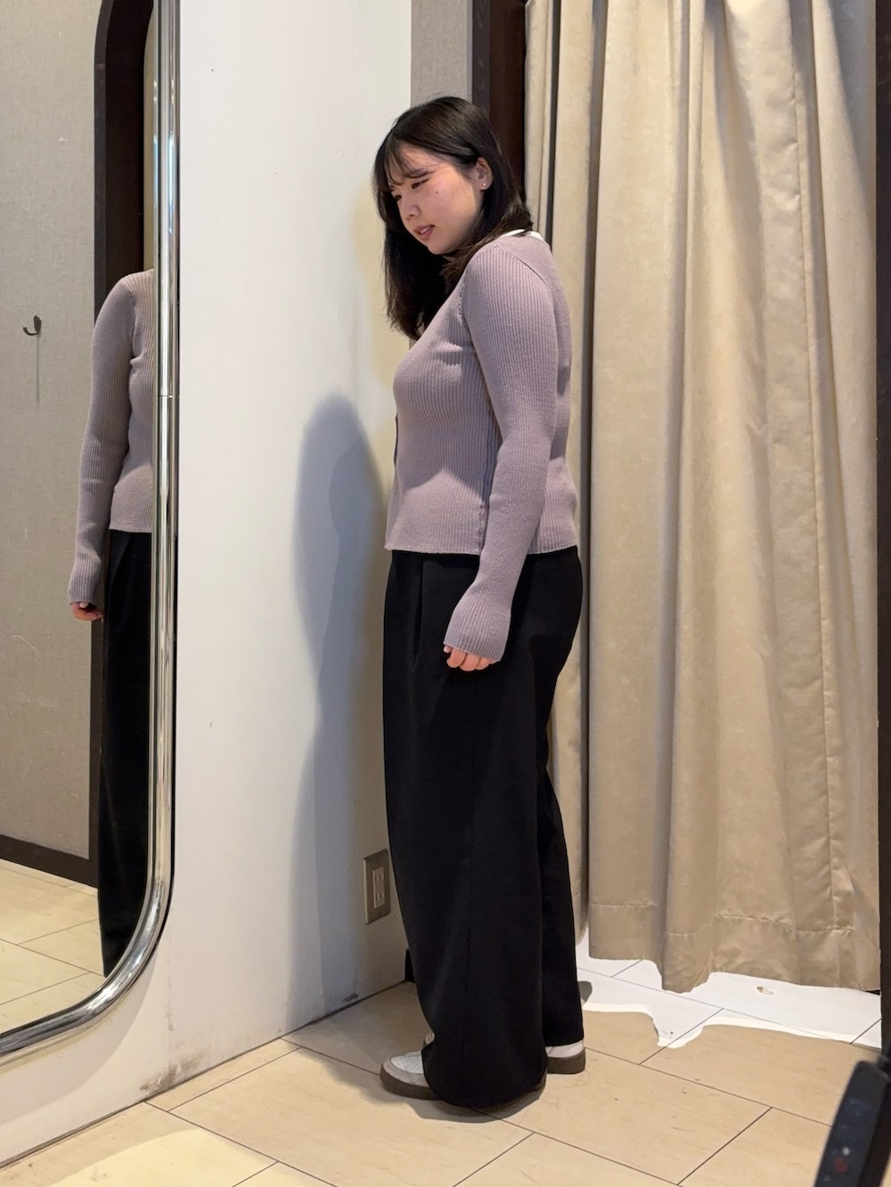 グレー系のカーディガン/ボレロ、ブラック系のその他パンツを着用したレディースの冬コーディネートの2枚目の写真