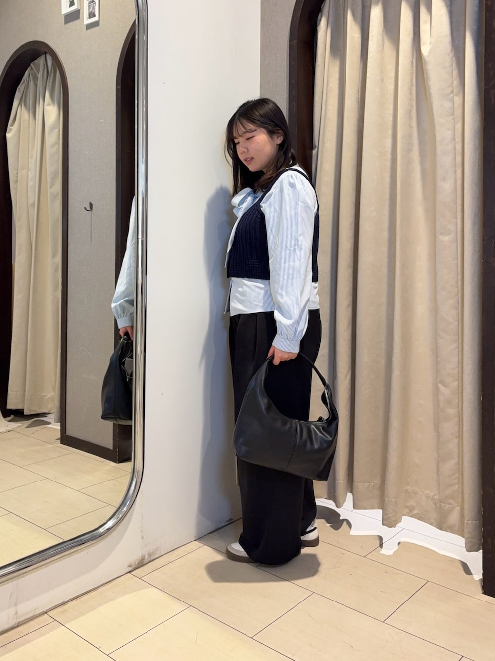 ブルー系のシャツ/ブラウス、ブラック系のその他パンツを着用したレディースの冬コーディネートの2枚目の写真