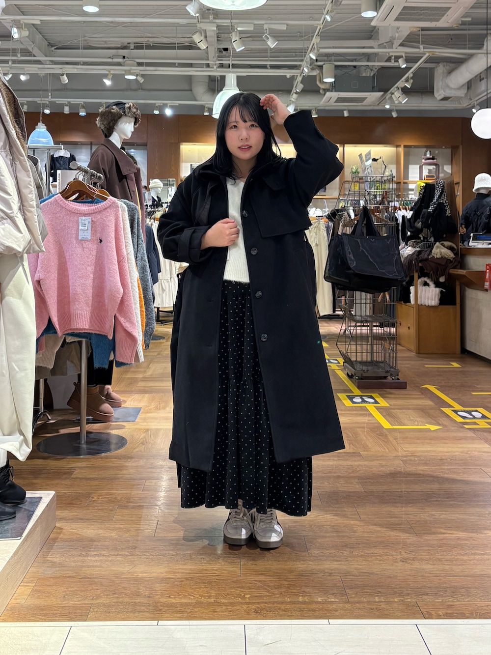 ブラック系のその他アウター、ホワイト系のニット/セーター、ブラック系のスカートを着用したレディースの冬コーディネートの3枚目の写真