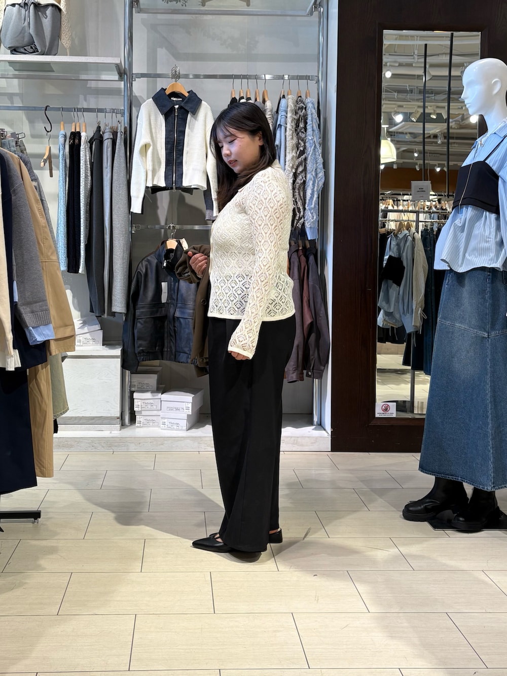 ホワイト系のカーディガン/ボレロ、ブラウン系のテーラードジャケット、ブラック系のパンプスを着用したレディースの春コーディネートの2枚目の写真