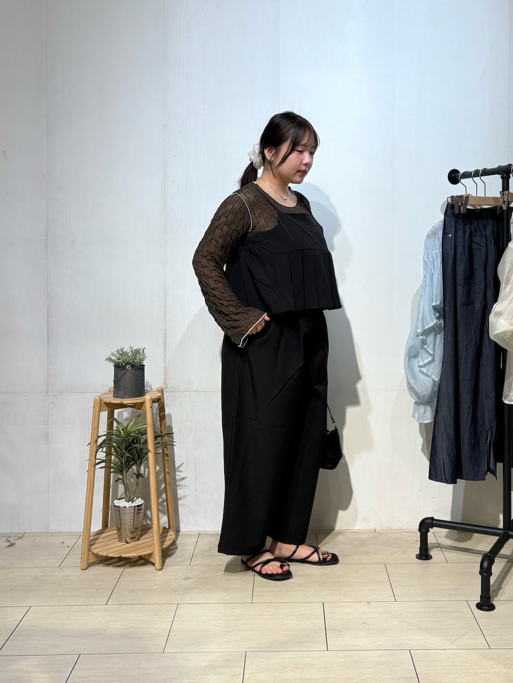 ブラック系のつなぎ/オールインワン、ブラウン系のTシャツ/カットソー、ブラック系のサンダルを着用したレディースの夏コーディネートの2枚目の写真