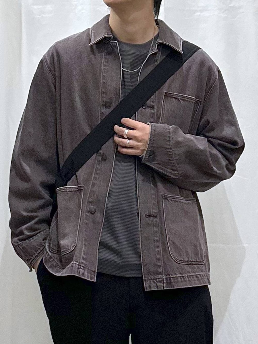 ブラウン系のTシャツ/カットソー、グレー系のスニーカー、ブラック系のスラックスを着用したメンズの秋コーディネートの2枚目の写真